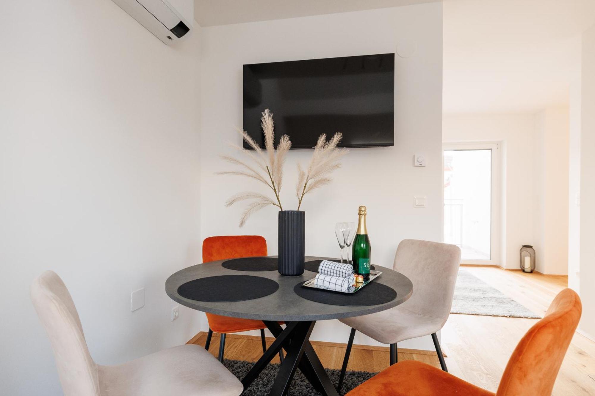 Symphony Apartments 42 - Modern Loft With Terrace And Grill In Central Location Vienna Esterno foto